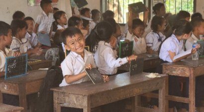 ワット・ロカー小学校で学ぶ子どもたち